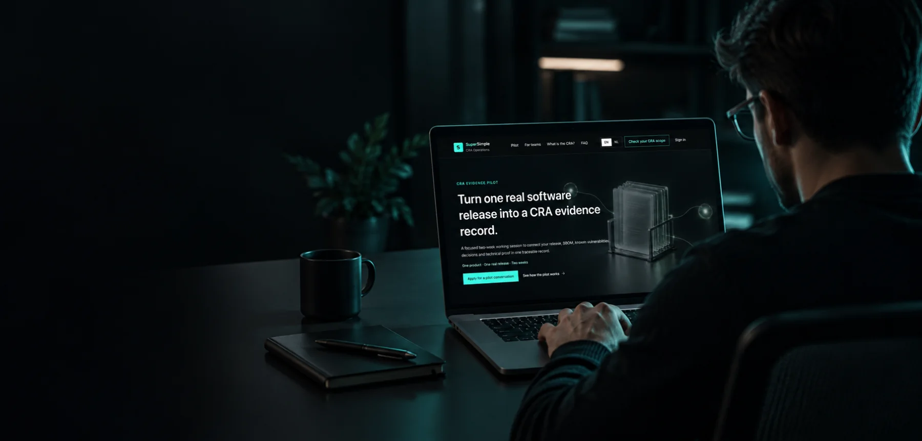 Software engineer bekijkt SuperSimple CRA Operations op een laptop in een donkere werkruimte