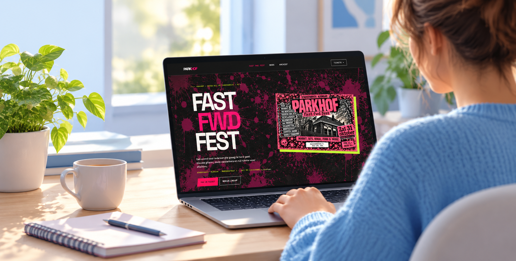 Persoon aan een bureau bekijkt de Parkhof Fast Fwd Fest eventsite op een laptop